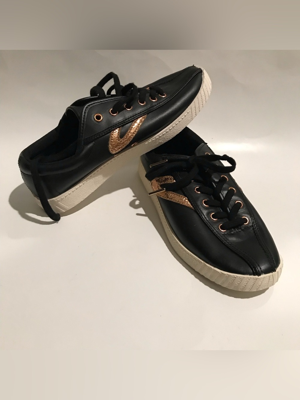 Tretorn Black Low-Top Leather Sneakers with Gold Trim Label Accent Size 6